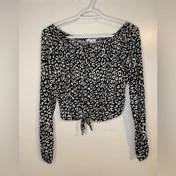 Long sleeve animal print front tie shirt - Picture 1 of 3